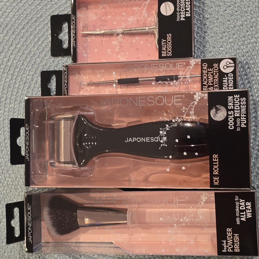 JAPONESQUE BRAND WOMEN'S MAKEUP ACCESSORIES BUNDLE OF 4 ITEMS